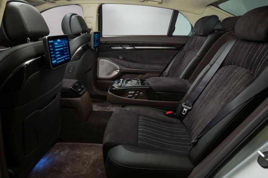 Интерьер Genesis G90 Vanity Fair Special Edition (HI) 2018 года  (фото 23 из 24)